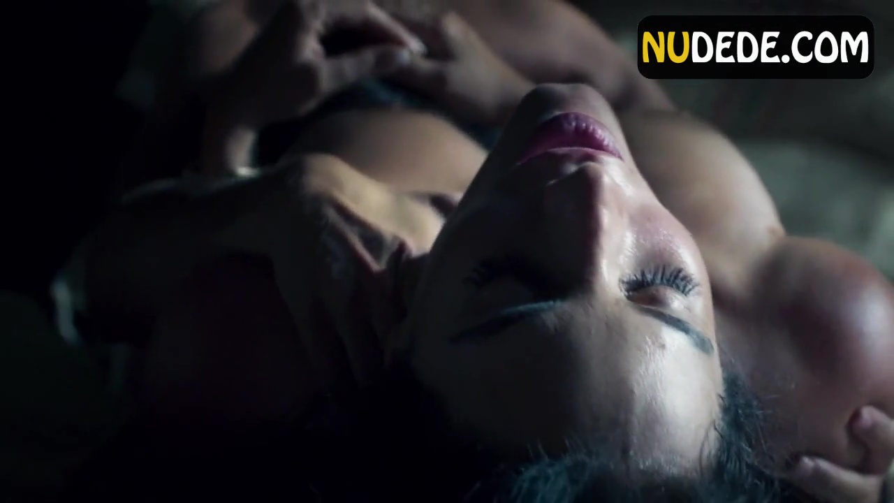Gaby Espino Desnuda y Sexo en Jugar con Fuego
