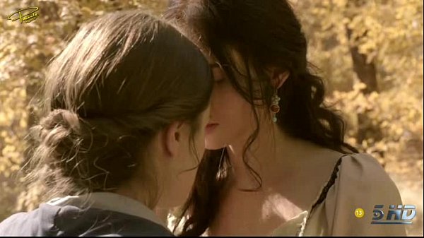 Berta Hernández y Adriana Torrebejano Besandose en Tierra de Lobos