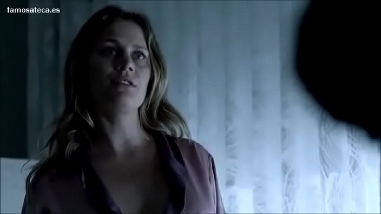 Lisi Linder desnuda en la cama