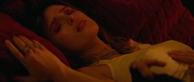 Bella Thorne Escena Lesbica en Paradise City