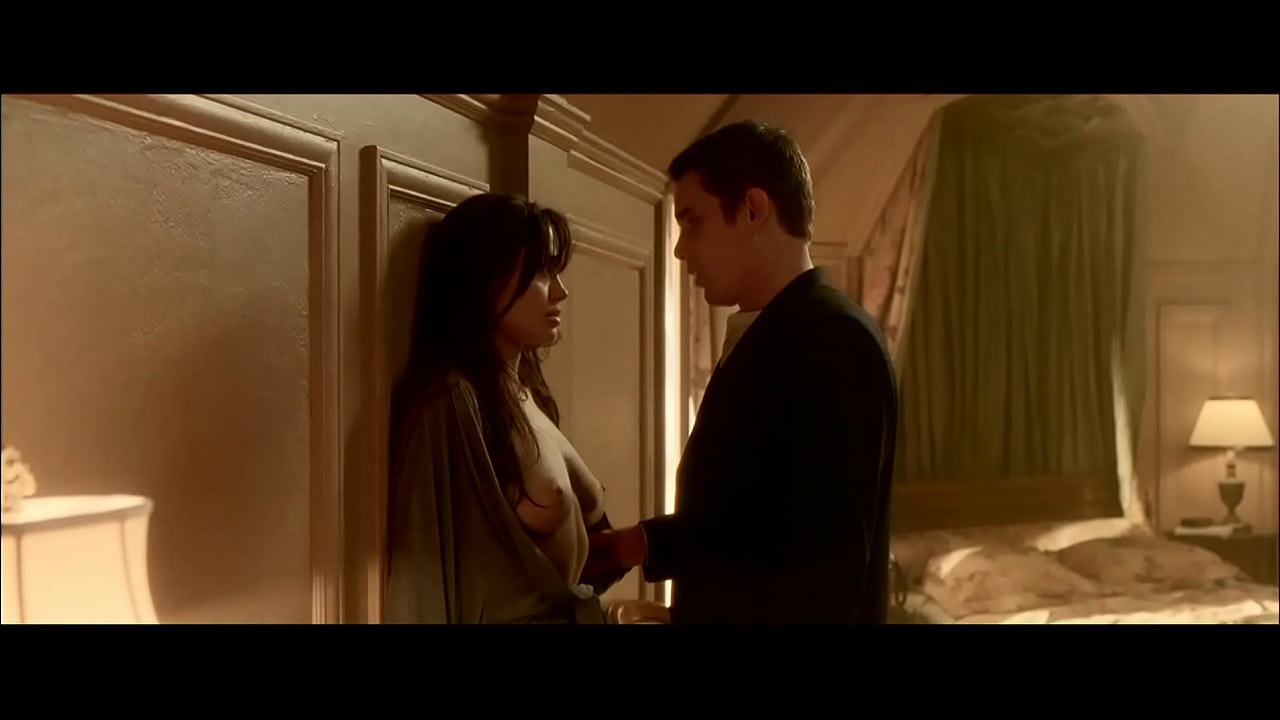 Angelina Jolie cogiendo en otra escena en Pecado original
