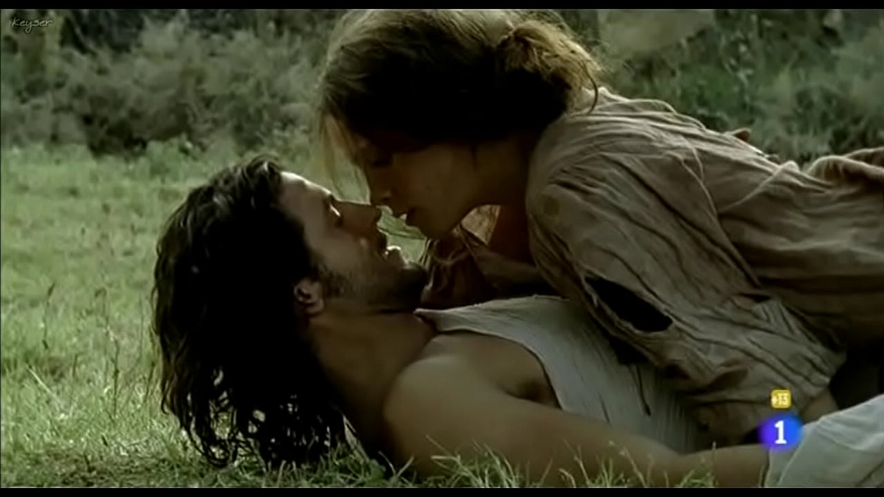 Nuria Gago muestra tetas en Serrallonga (2008)