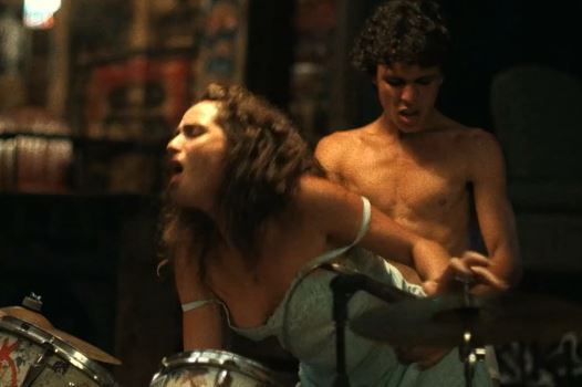 Adria Arjona Desnuda y Follando en Los Frikis